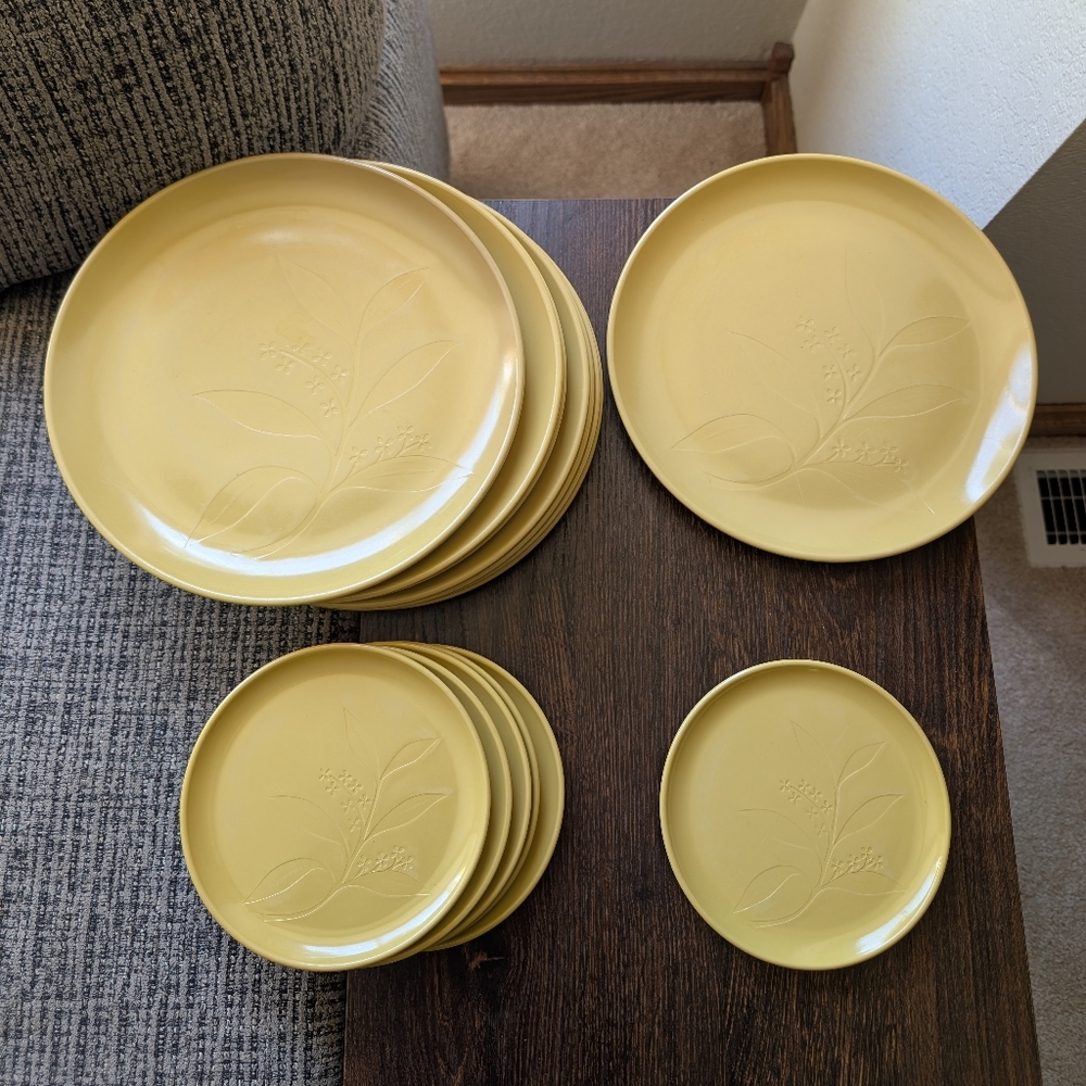 Vtg Melmac Yellow Gold Desert Flower International Dinner Plates Dessert Plates